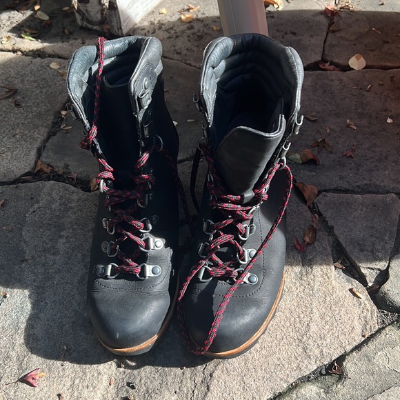 Sorel Joan of arctic wedge, black with red laces - Picture 4 of 9